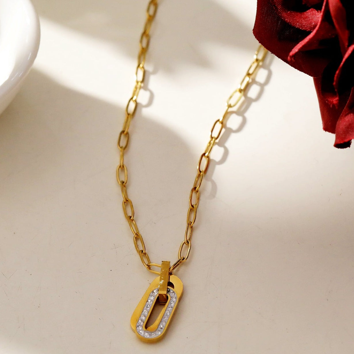 CHICALA : Collier avec pendentif en forme d'ovale serti de zircons, sur chaîne à maillons plats.