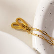 CHICALA : Collier avec pendentif en forme d'ovale serti de zircons, sur chaîne à maillons plats.