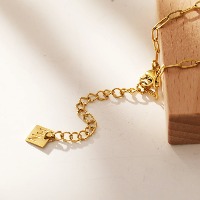 CHICALA : Collier avec pendentif en forme d'ovale serti de zircons, sur chaîne à maillons plats.