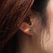 GOLDIE : Boucles d'oreilles à puces multicolores d'inspiration vintage.