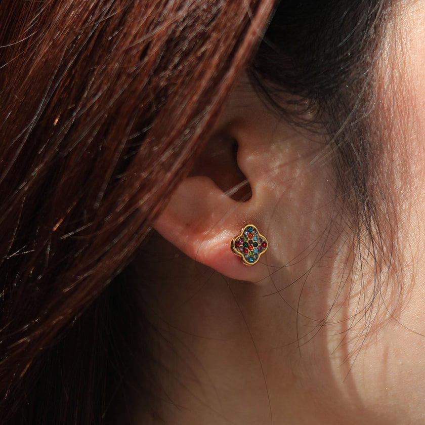 GOLDIE : Boucles d'oreilles à puces multicolores d'inspiration vintage.