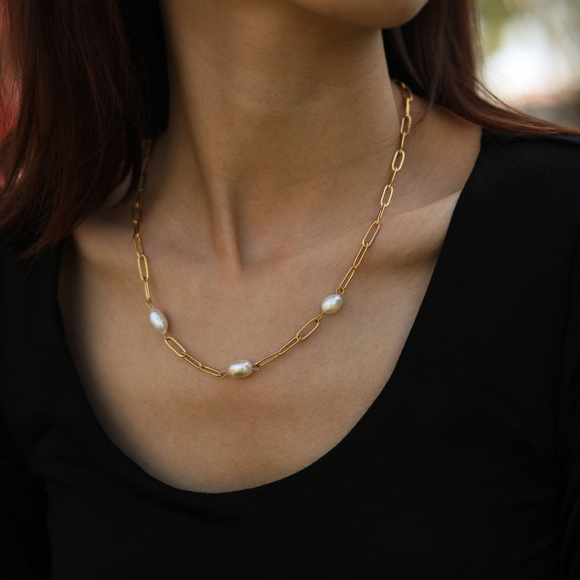 YORK: Fresh Water Pearl Trio on A Paper-Chain Necklace