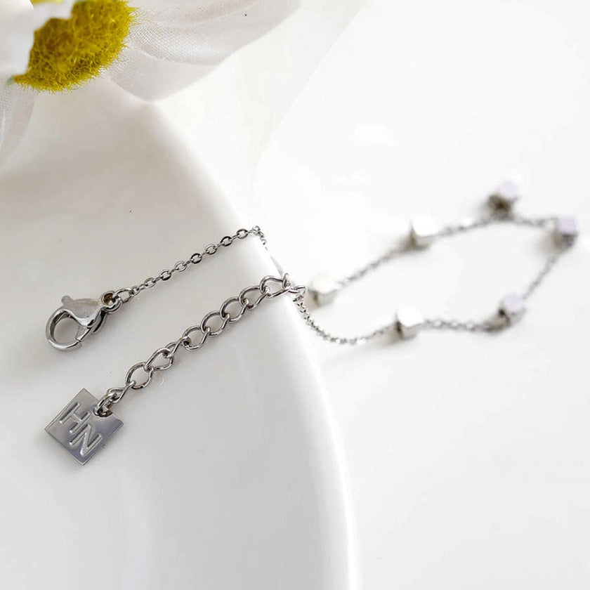 DARBY : Bracelet en argent avec perles carrées