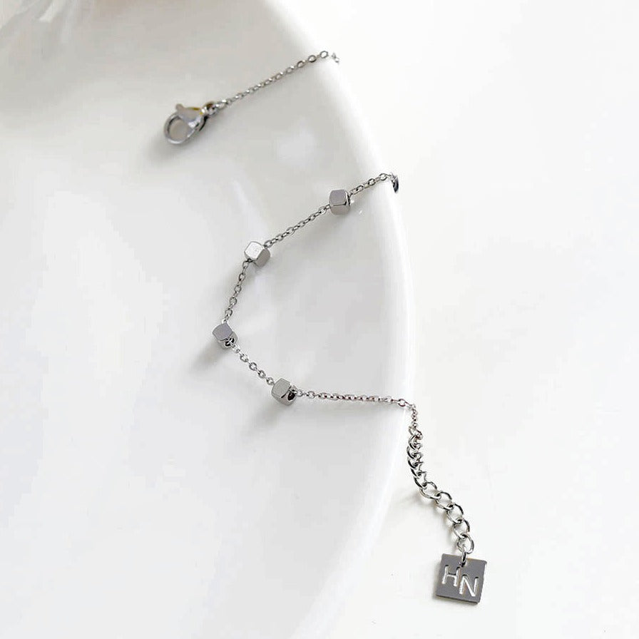DARBY : Bracelet en argent avec perles carrées