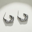 Boucles d'oreilles mini-cercles en argent SADE, finition martelée.