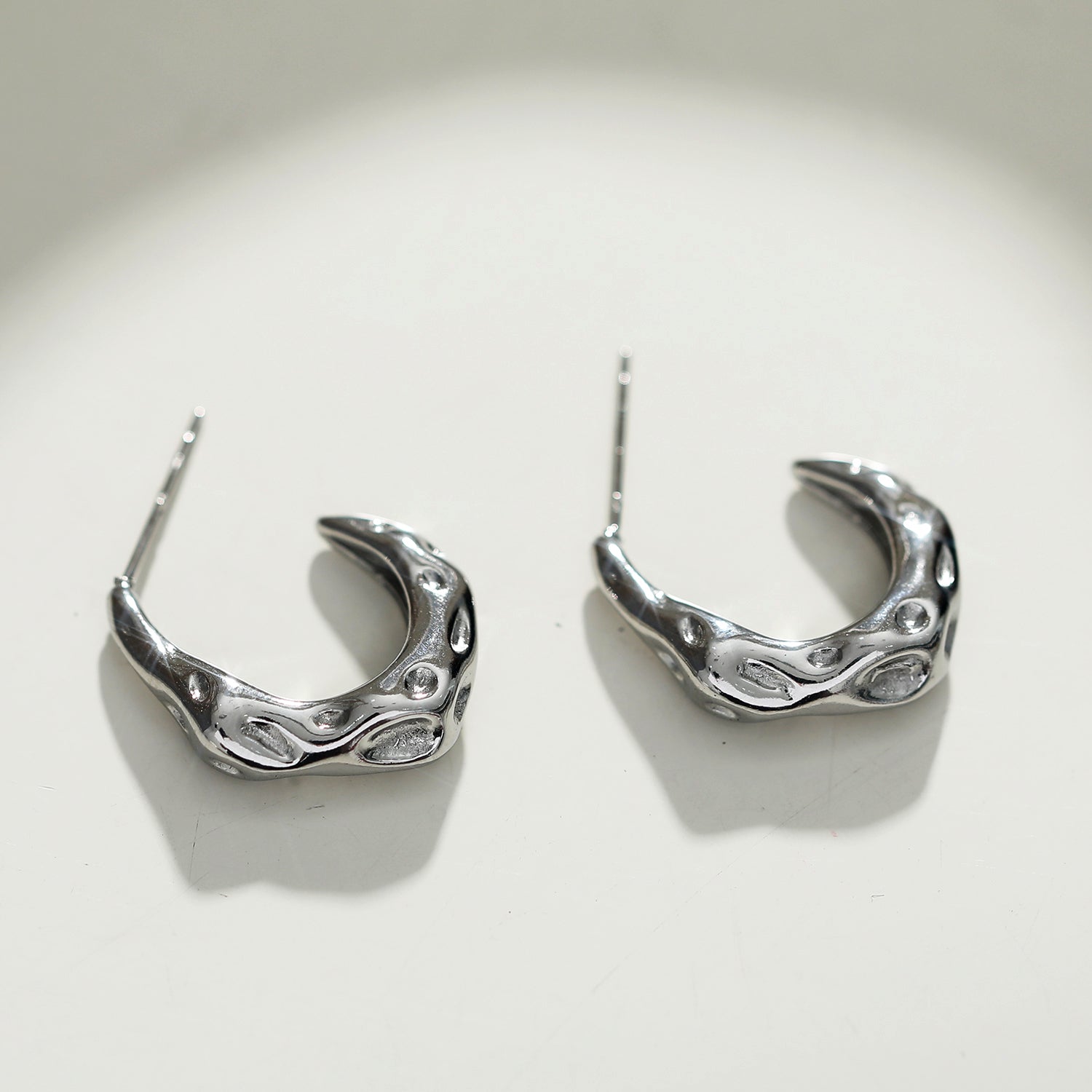 Boucles d'oreilles mini-cercles en argent SADE, finition martelée.