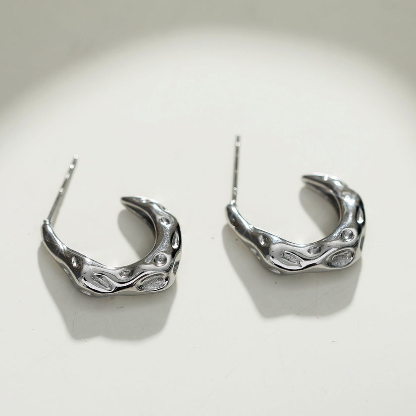 Boucles d'oreilles mini-cercles en argent SADE, finition martelée.