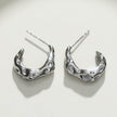 Boucles d'oreilles mini-cercles en argent SADE, finition martelée.
