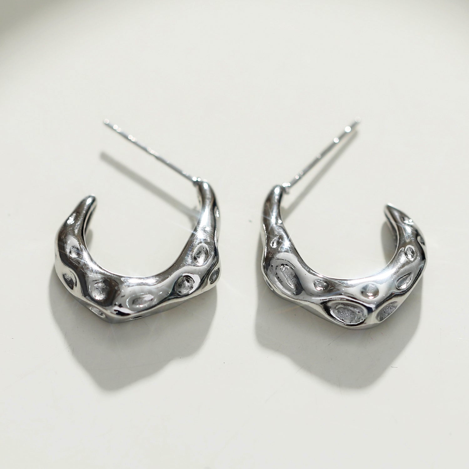 Boucles d'oreilles mini-cercles en argent SADE, finition martelée.