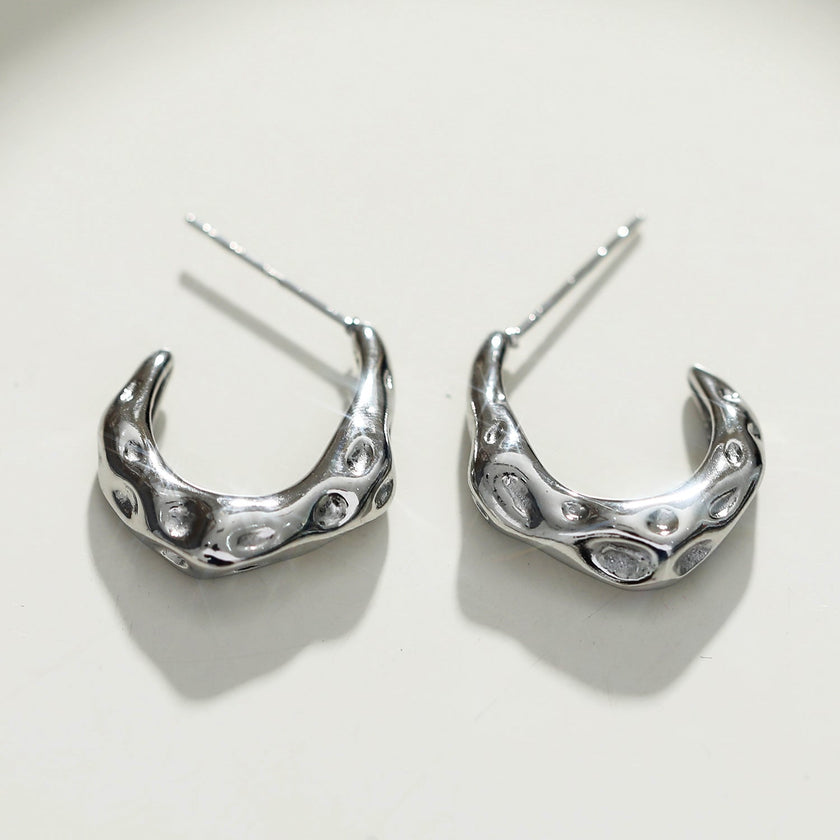 Boucles d'oreilles mini-cercles en argent SADE, finition martelée.