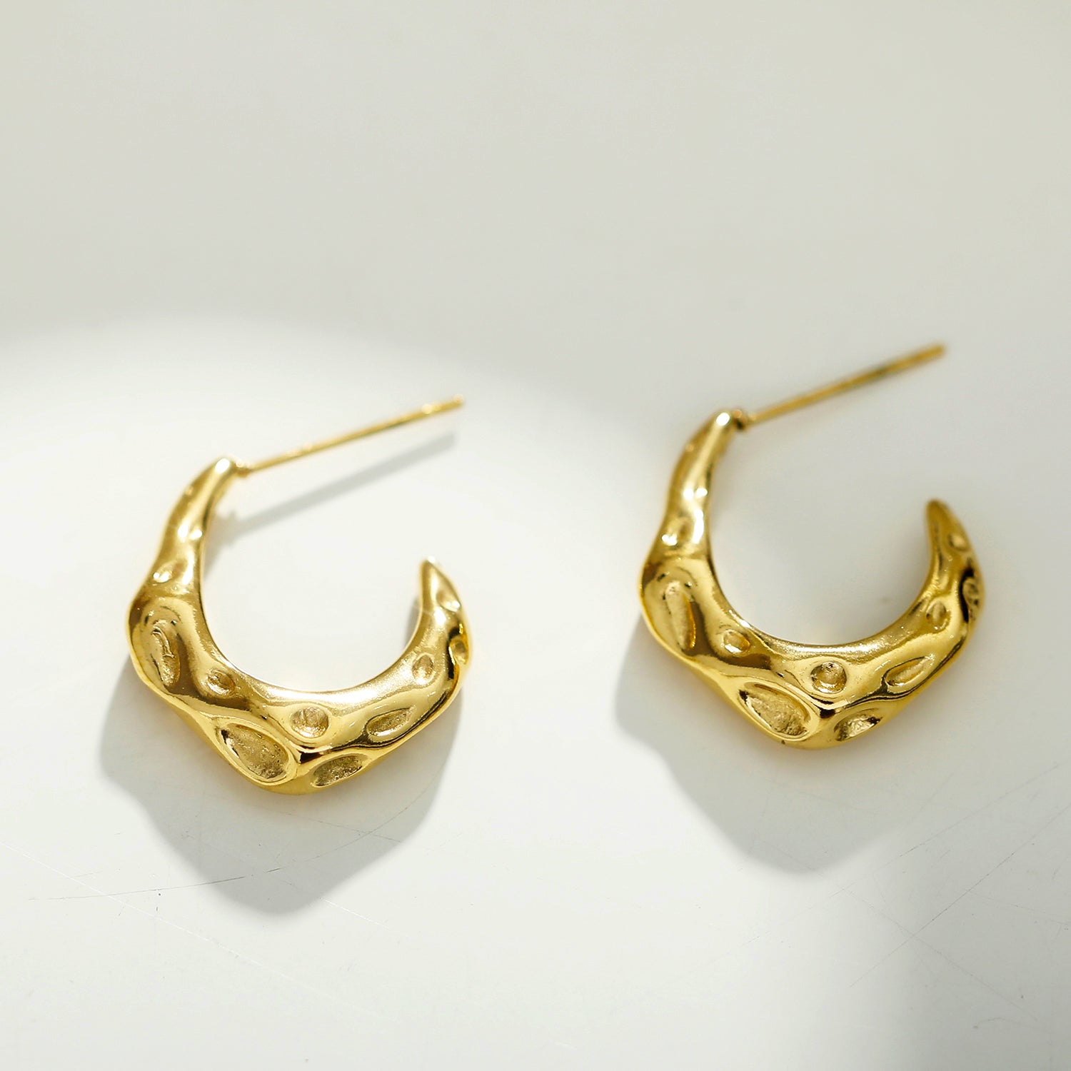 Boucles d'oreilles SADE Mini Hoop en or avec finition martelée