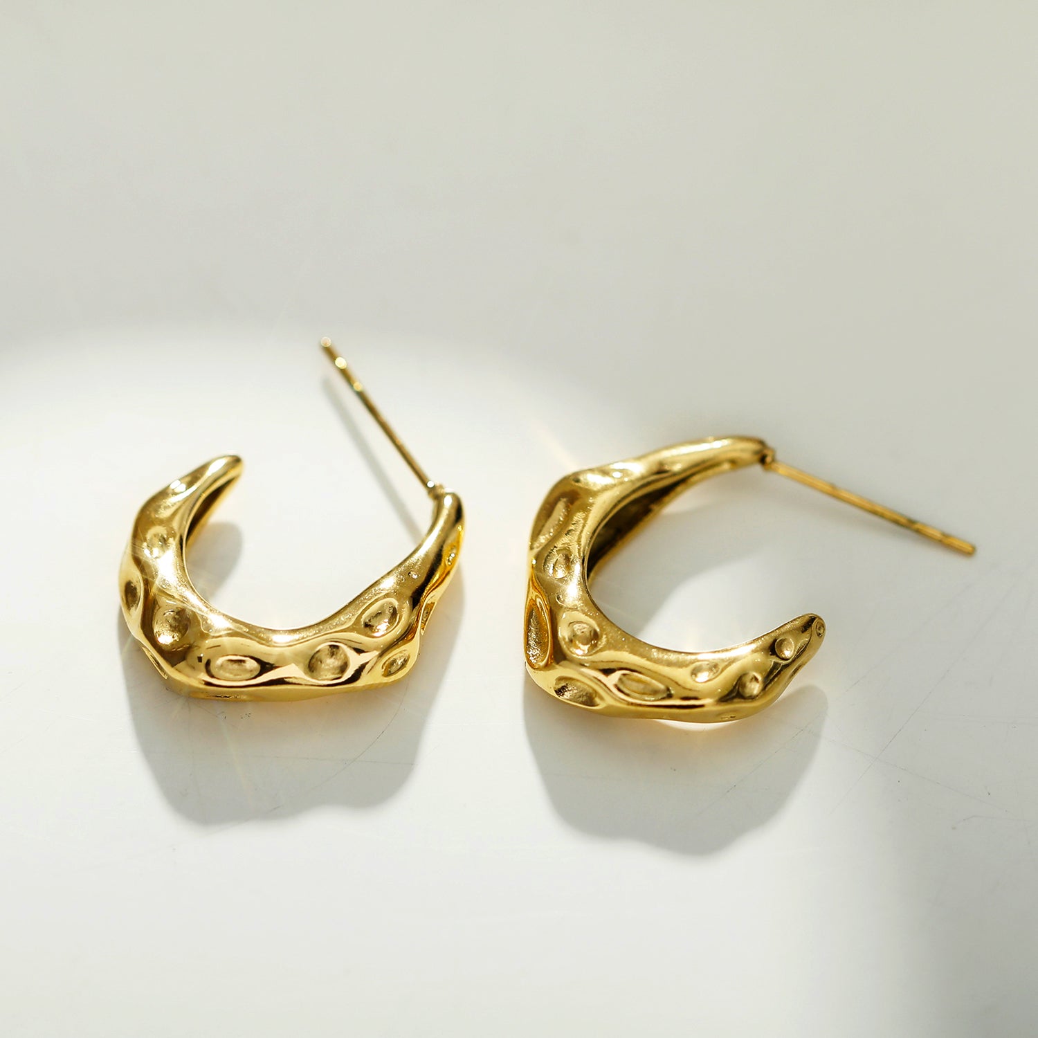 Boucles d'oreilles SADE Mini Hoop en or avec finition martelée