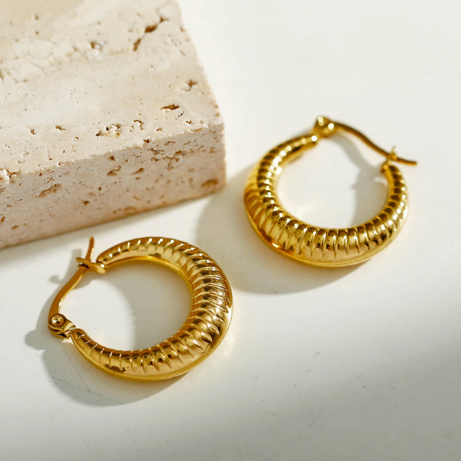 Boucles d'oreilles MISCHA Texturées et Épais, Or