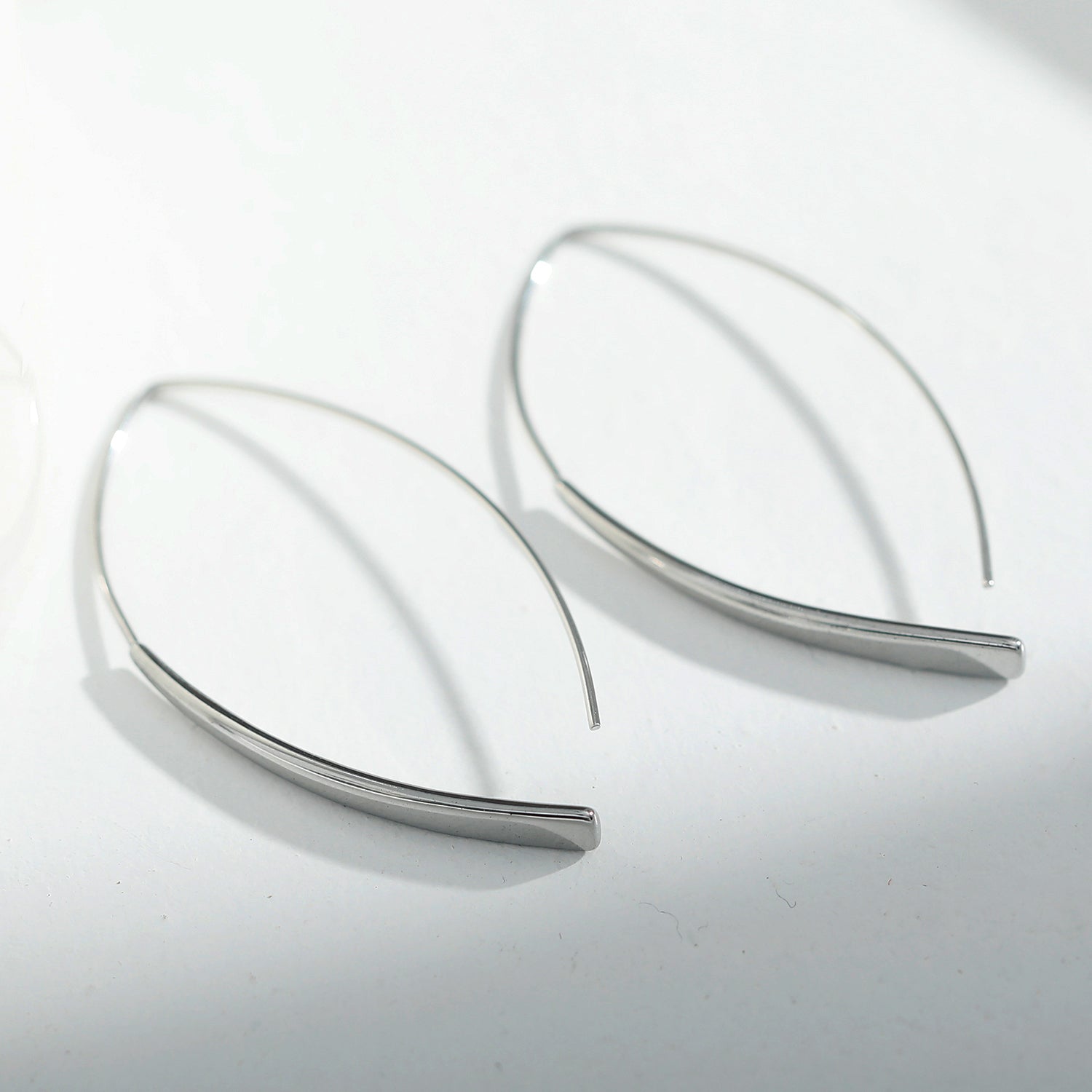 Boucles d'oreilles argentées XIMENA à motifs géométriques incurvés