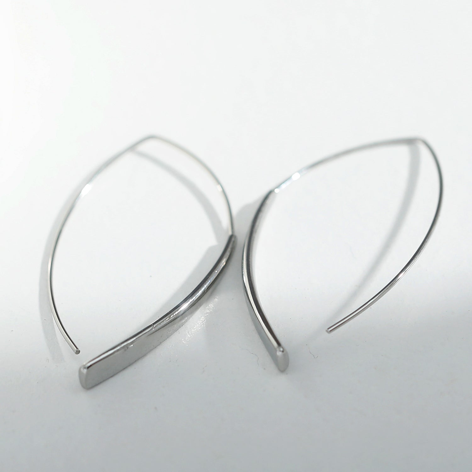 Boucles d'oreilles argentées XIMENA à motifs géométriques incurvés