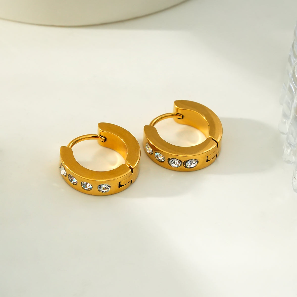 PAIA Gold : Boucles d'oreilles mini-cercles larges ornées d'une multitude de pierres précieuses en zircone (CZ).