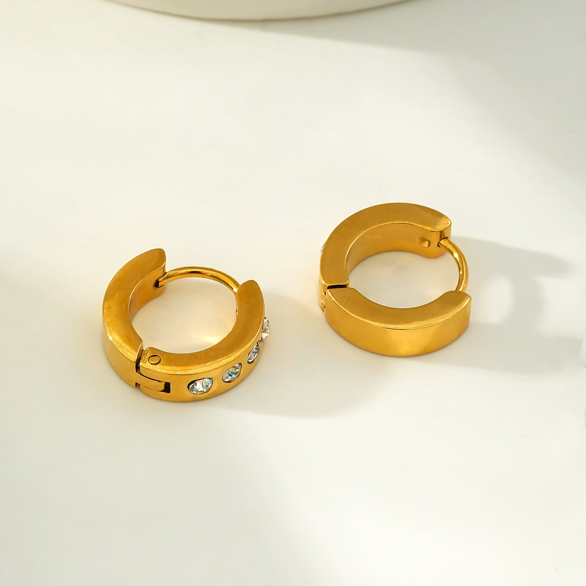 PAIA Gold : Boucles d'oreilles mini-cercles larges ornées d'une multitude de pierres précieuses en zircone (CZ).