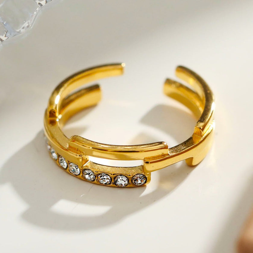 PEDRA : Bague sertie de zircons en rangées parallèles et superposées.
