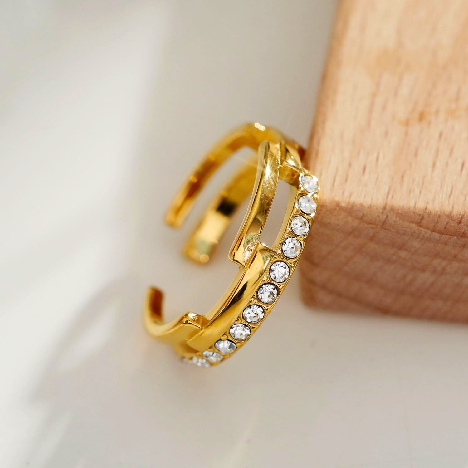 PEDRA : Bague sertie de zircons en rangées parallèles et superposées.