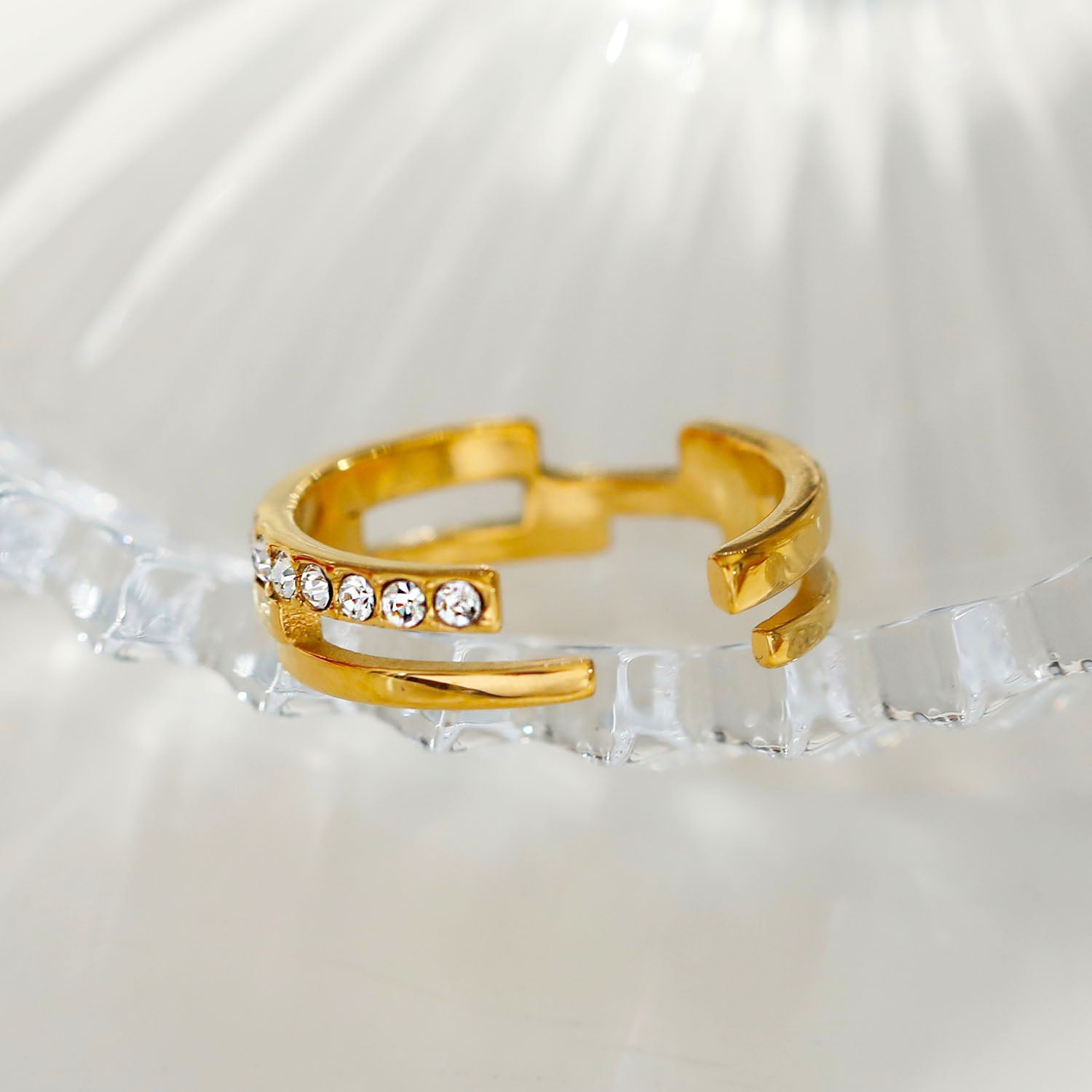 PEDRA : Bague sertie de zircons en rangées parallèles et superposées.