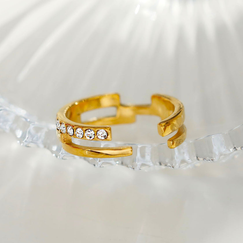 PEDRA : Bague sertie de zircons en rangées parallèles et superposées.