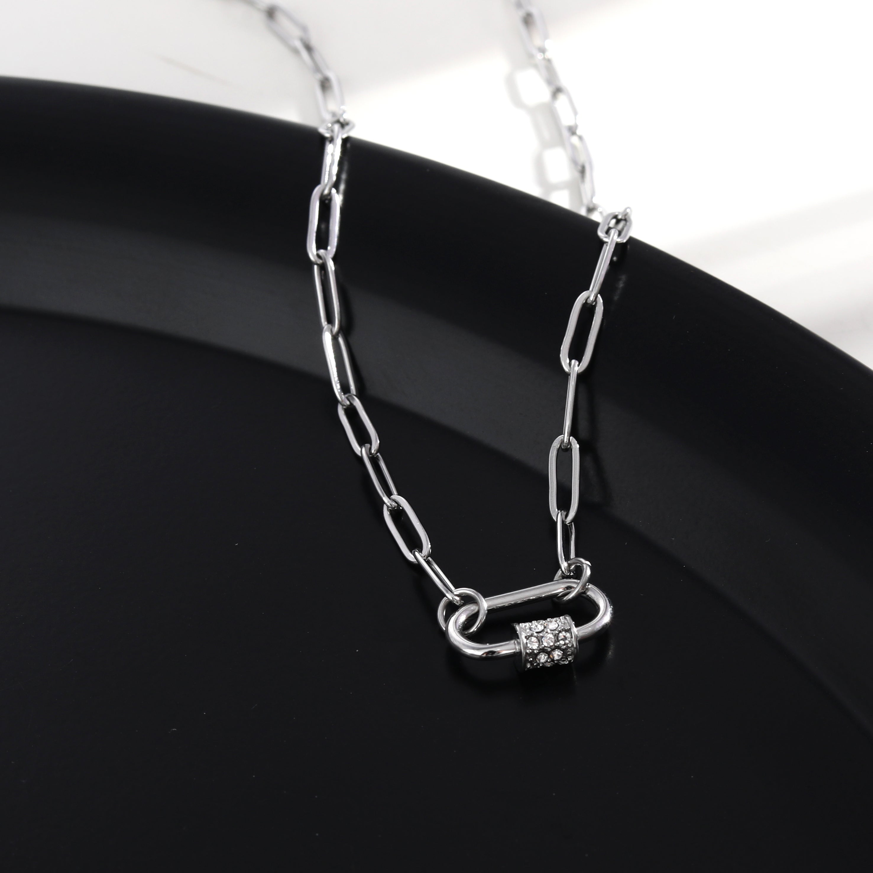 PEIGI Argent : Chaîne à maillons plats avec breloque mousqueton sertie de zircone.