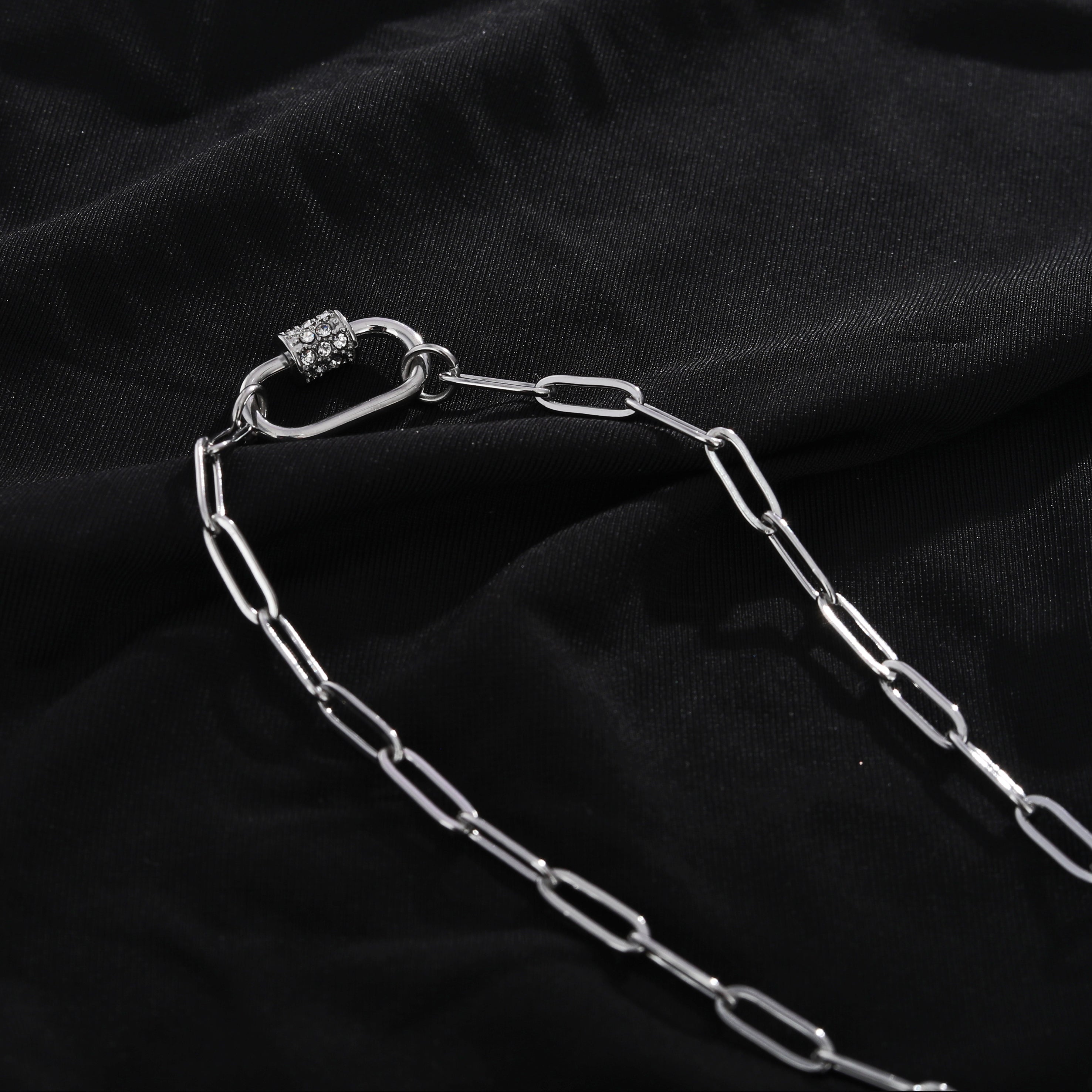 PEIGI Argent : Chaîne à maillons plats avec breloque mousqueton sertie de zircone.