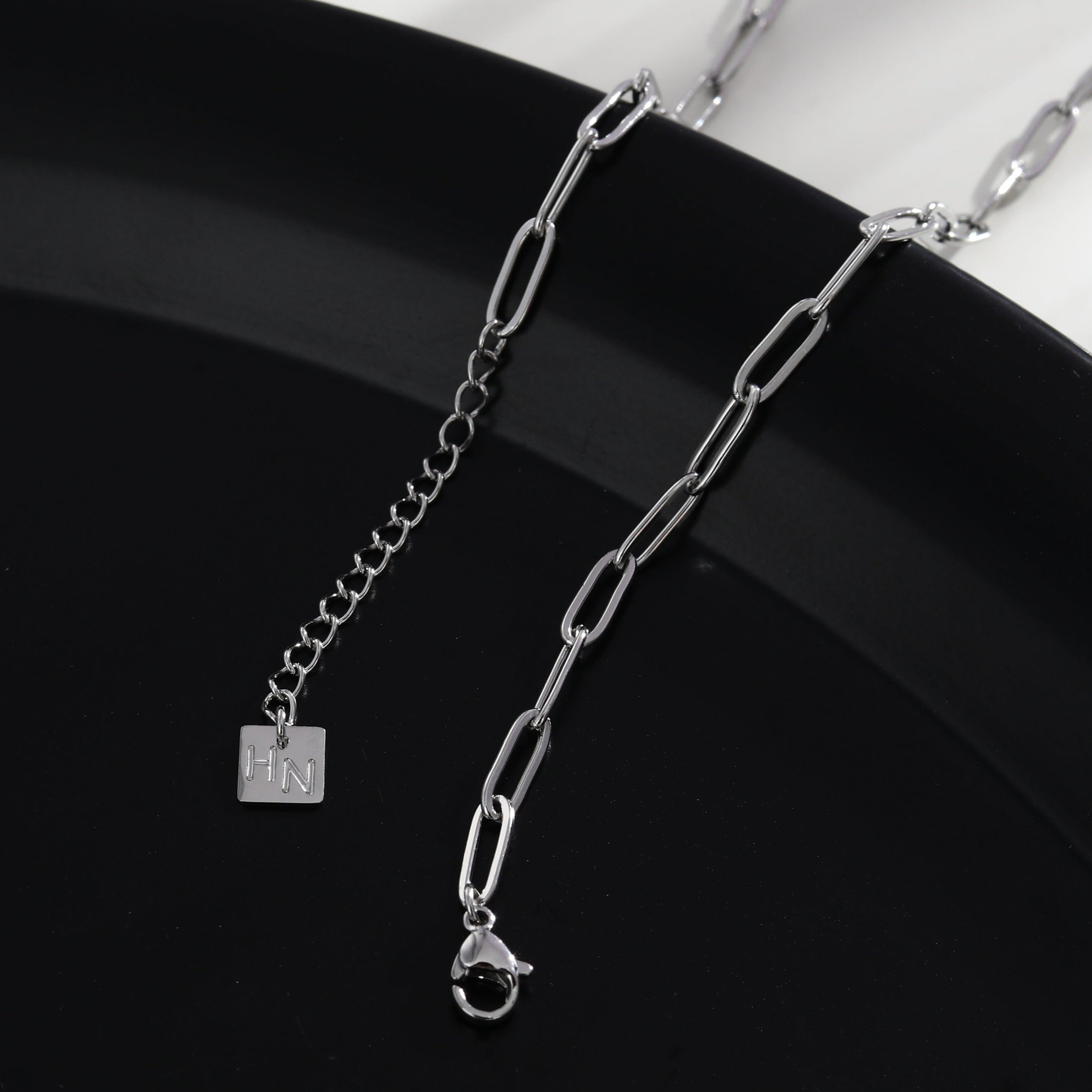 PEIGI Argent : Chaîne à maillons plats avec breloque mousqueton sertie de zircone.