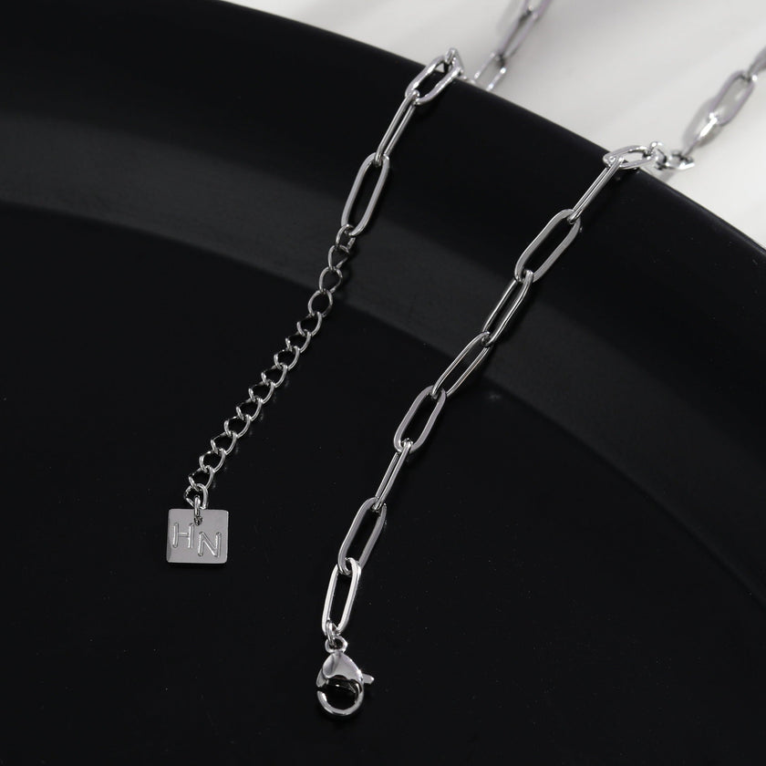 PEIGI Argent : Chaîne à maillons plats avec breloque mousqueton sertie de zircone.