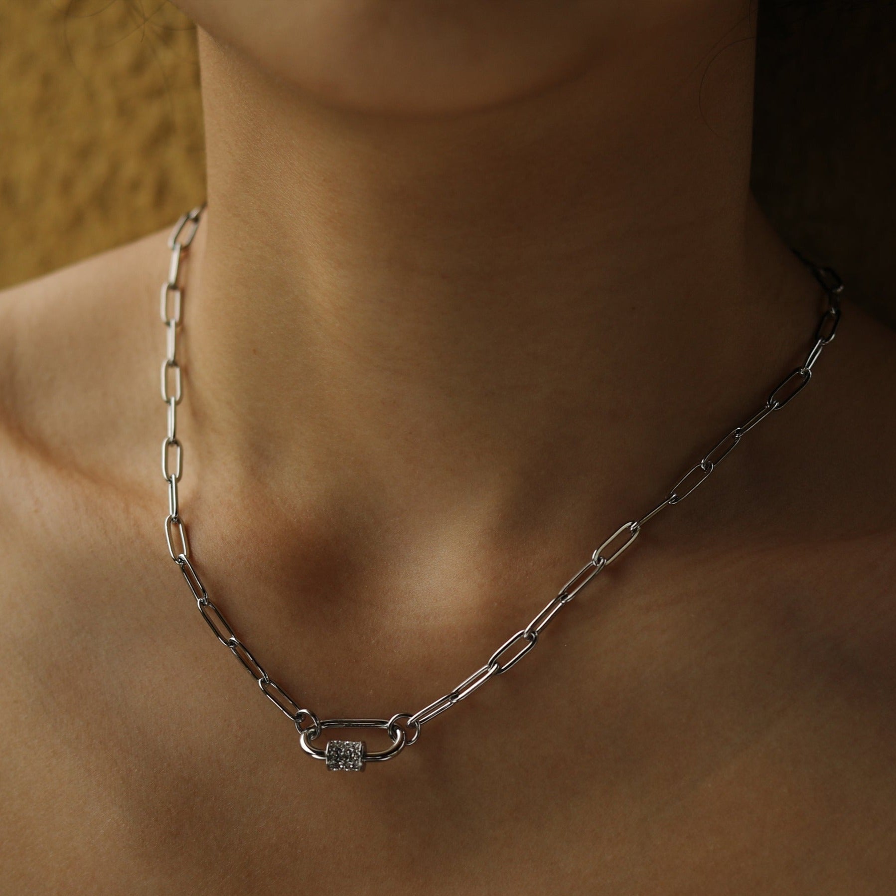 PEIGI Argent : Chaîne à maillons plats avec breloque mousqueton sertie de zircone.