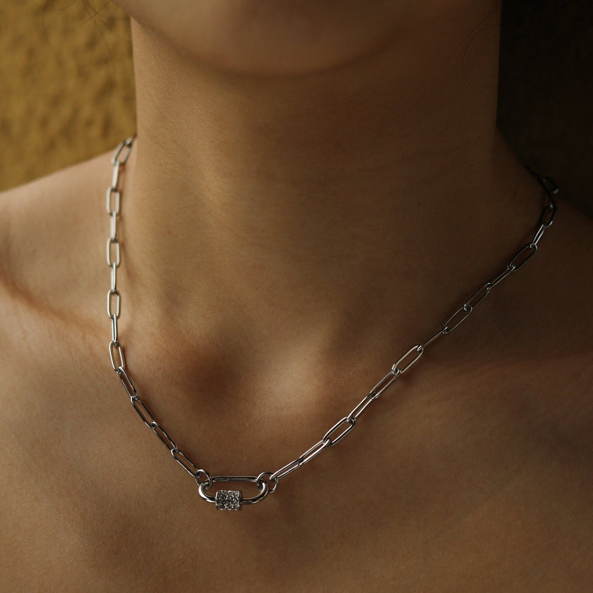 PEIGI Argent : Chaîne à maillons plats avec breloque mousqueton sertie de zircone.