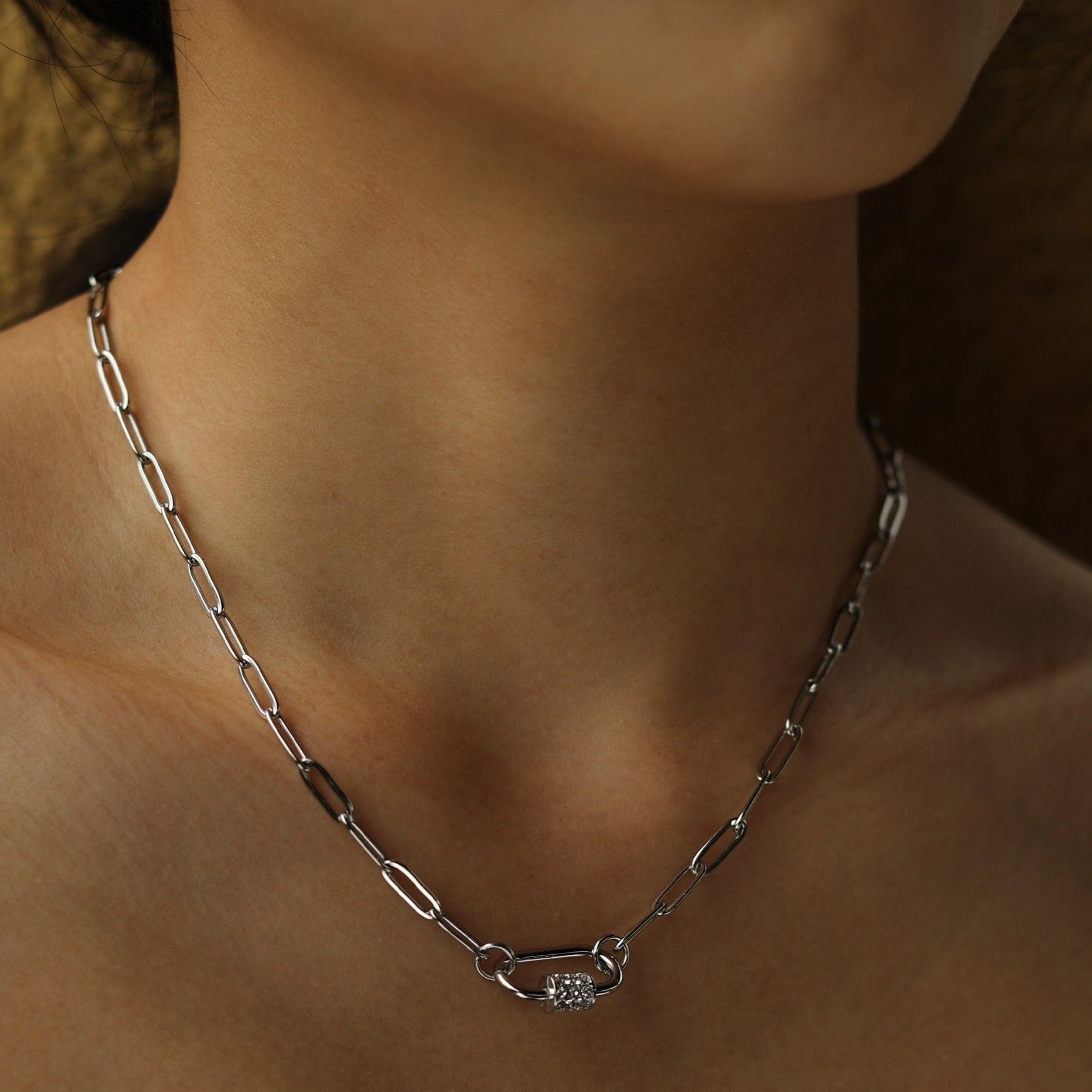 PEIGI Argent : Chaîne à maillons plats avec breloque mousqueton sertie de zircone.