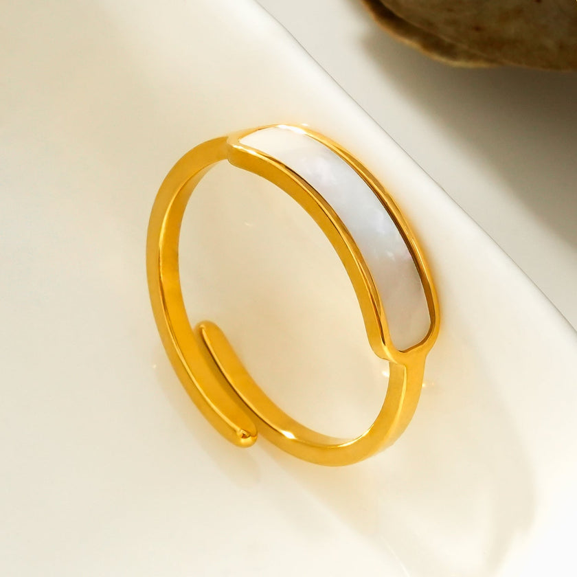 Bague PEILLON Gold : anneau minimaliste moderne avec coquille naturelle incrustée.