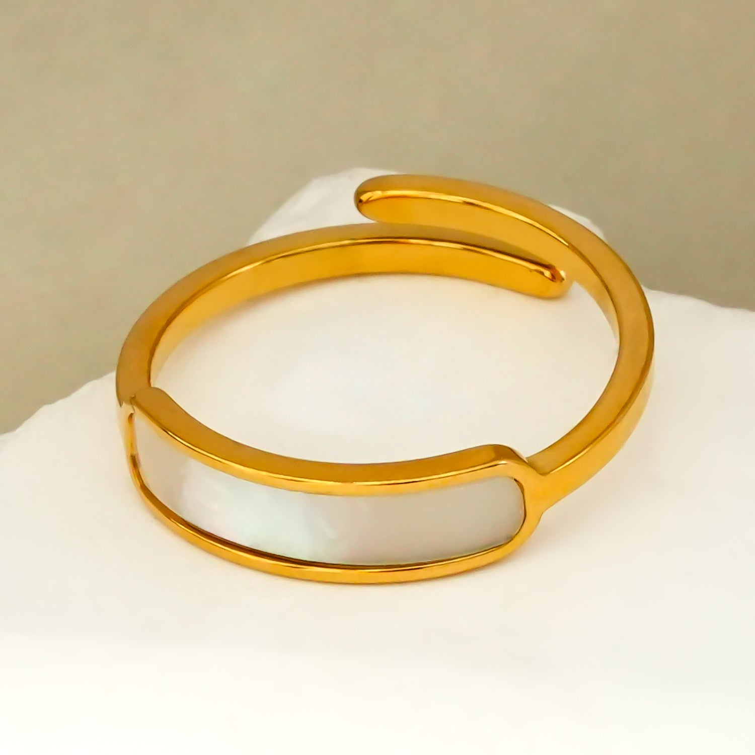 Bague PEILLON Gold : anneau minimaliste moderne avec coquille naturelle incrustée.