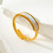 Bague PEILLON Gold : anneau minimaliste moderne avec coquille naturelle incrustée.