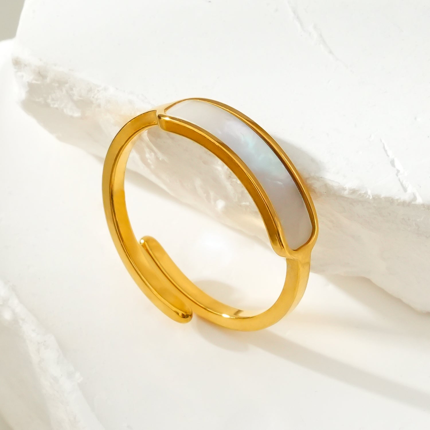 Bague PEILLON Gold : anneau minimaliste moderne avec coquille naturelle incrustée.
