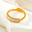 Bague PEILLON Gold : anneau minimaliste moderne avec coquille naturelle incrustée.