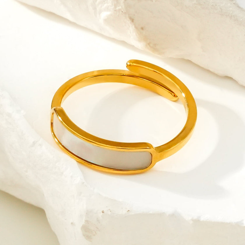 Bague PEILLON Gold : anneau minimaliste moderne avec coquille naturelle incrustée.