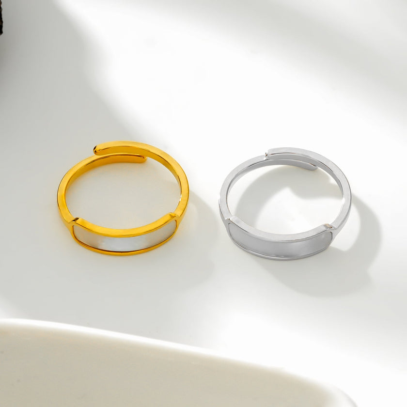 Bague PEILLON Gold : anneau minimaliste moderne avec coquille naturelle incrustée.