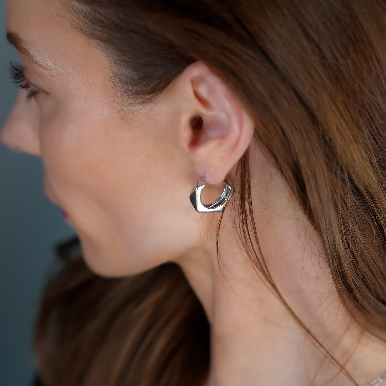 Style PERIDO Argenté (Or Blanc) : Boucles d’oreilles géométriques Art Déco.
