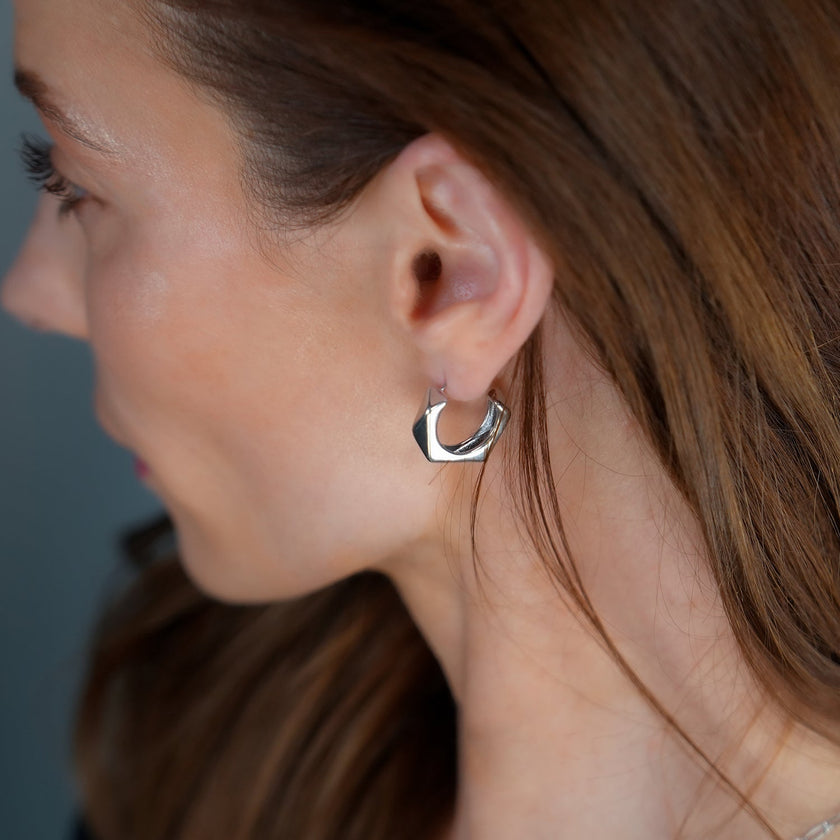 Style PERIDO Argenté (Or Blanc) : Boucles d’oreilles géométriques Art Déco.