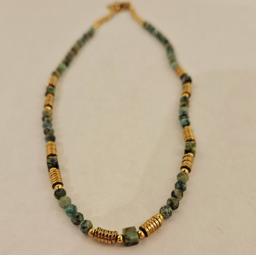 PHILIPPA : Collier en pierres de turquoise africaine et perles d'or