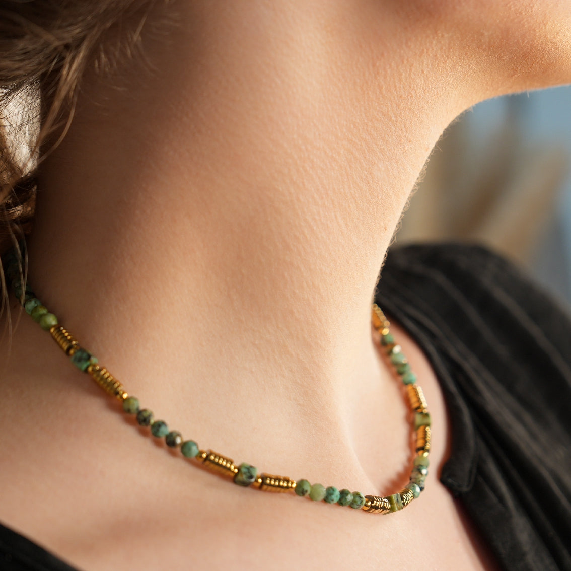 PHILIPPA : Collier en pierres de turquoise africaine et perles d'or
