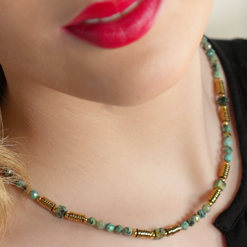 PHILIPPA : Collier en pierres de turquoise africaine et perles d'or