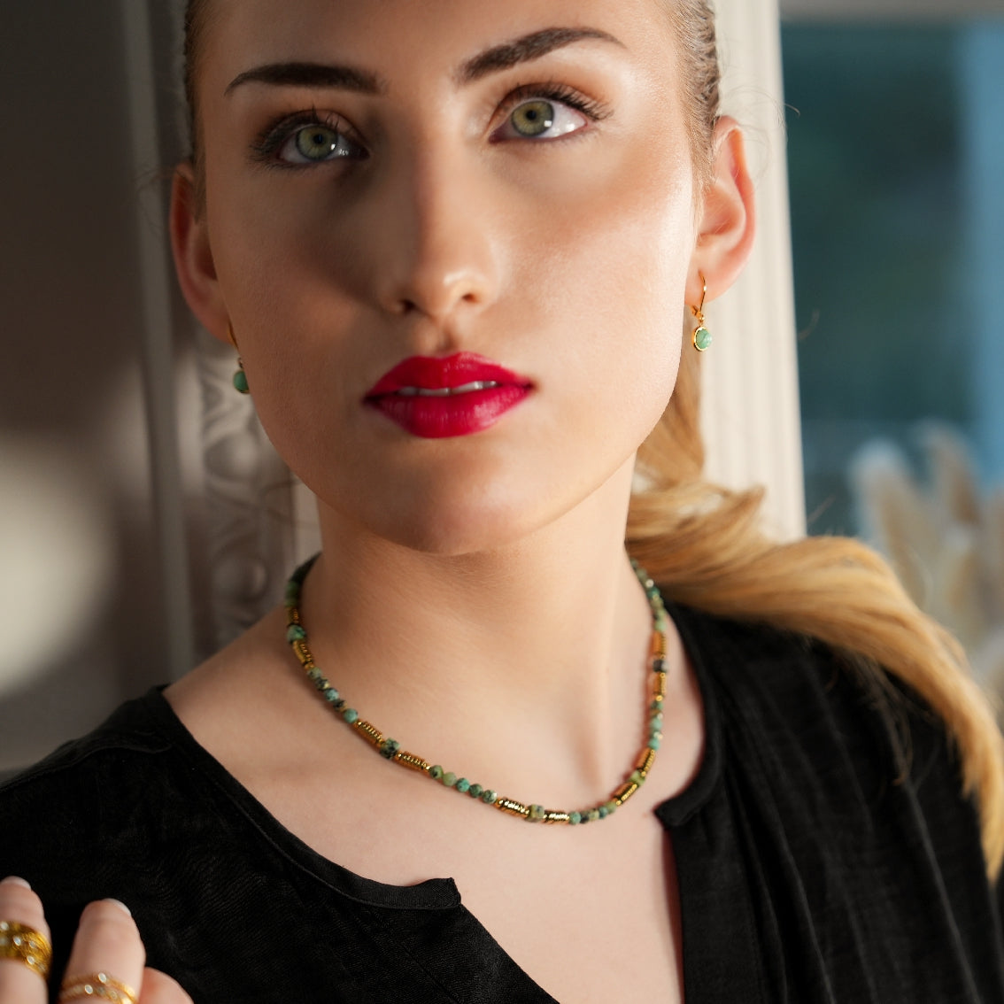 PHILIPPA : Collier en pierres de turquoise africaine et perles d'or