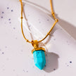PIPPI : Collier avec pendentif en pierre turquoise africaine, suspendu à une chaîne perlée texturée imitant la peau de serpent.