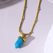 PIPPI : Collier avec pendentif en pierre turquoise africaine, suspendu à une chaîne perlée texturée imitant la peau de serpent.