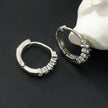 PORTREE : Mini boucle d'oreille classique à zircone incrustée en or blanc argenté.