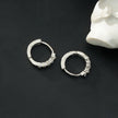 PORTREE : Mini boucle d'oreille classique à zircone incrustée en or blanc argenté.