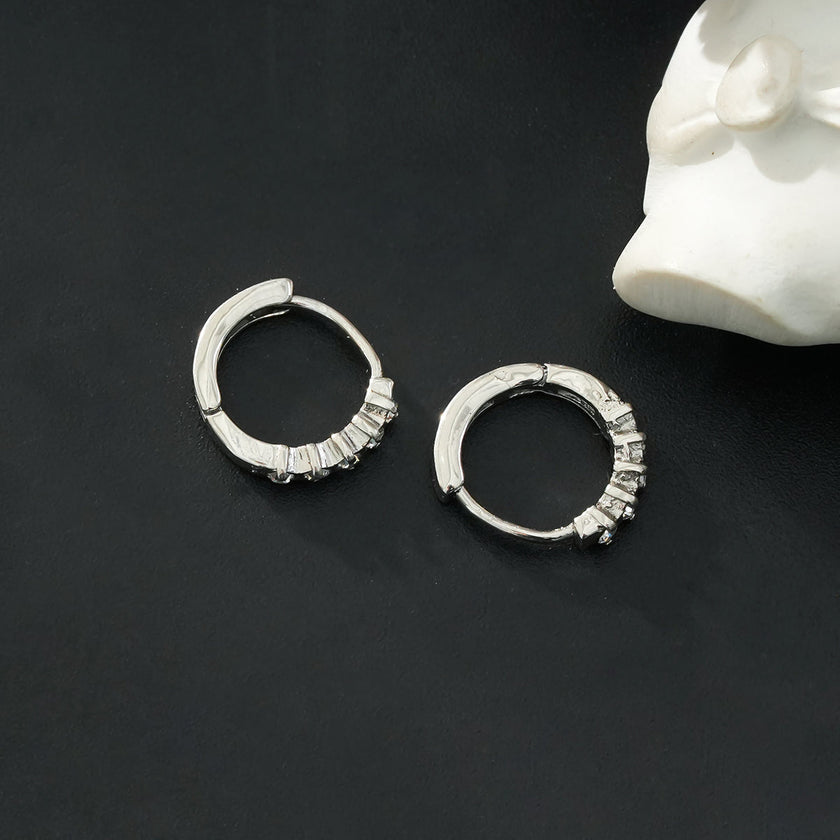 PORTREE : Mini boucle d'oreille classique à zircone incrustée en or blanc argenté.